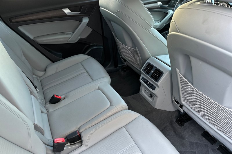 Audi Q5 Vehicle Full-screen Gallery Image 17