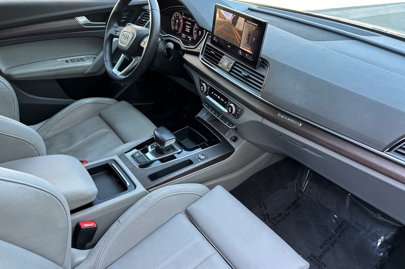 Audi Q5 Vehicle Full-screen Gallery Image 18