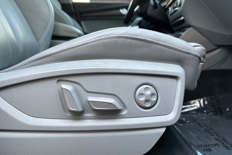 Audi Q5 Vehicle Full-screen Gallery Image 22