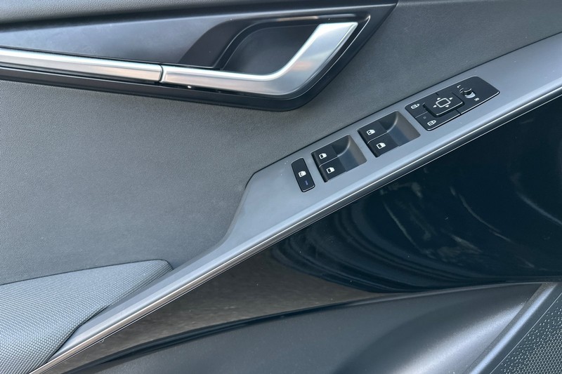 Kia Niro EV Vehicle Full-screen Gallery Image 11