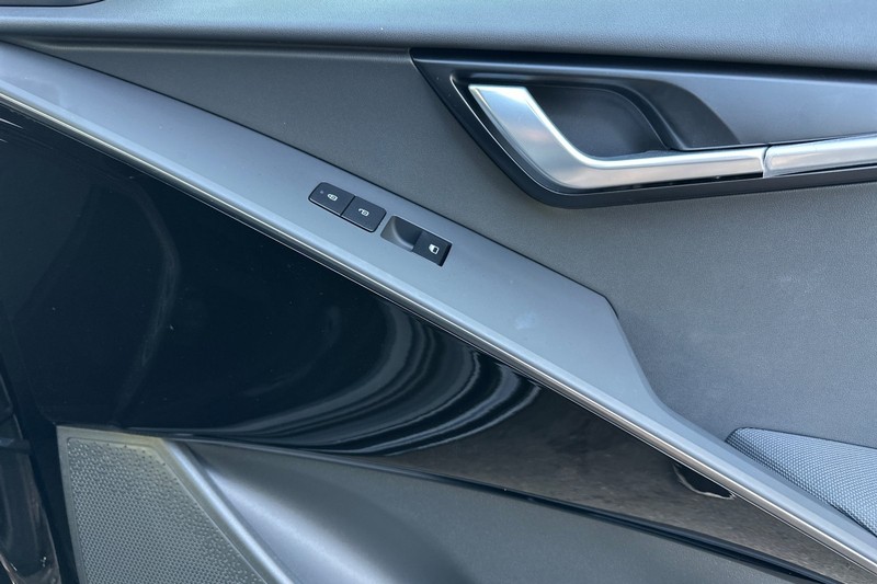 Kia Niro EV Vehicle Full-screen Gallery Image 21