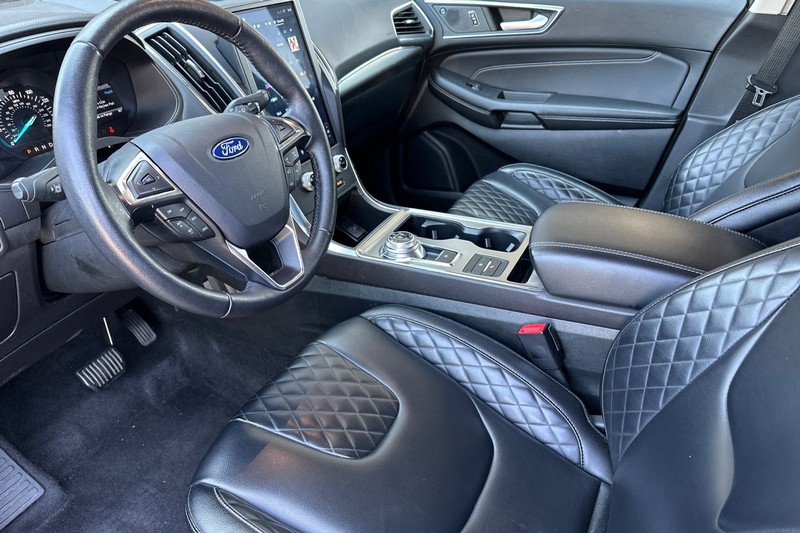 Ford Edge Vehicle Full-screen Gallery Image 10