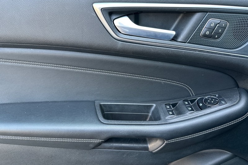 Ford Edge Vehicle Full-screen Gallery Image 11