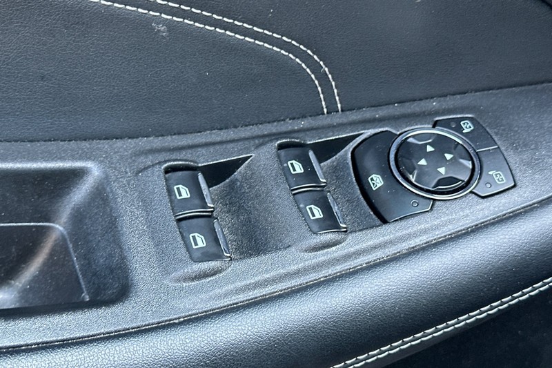 Ford Edge Vehicle Full-screen Gallery Image 12
