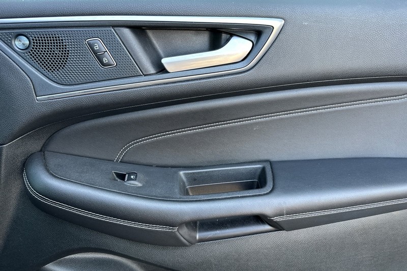 Ford Edge Vehicle Full-screen Gallery Image 21