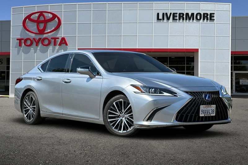 Lexus ES Vehicle Full-screen Gallery Image 02