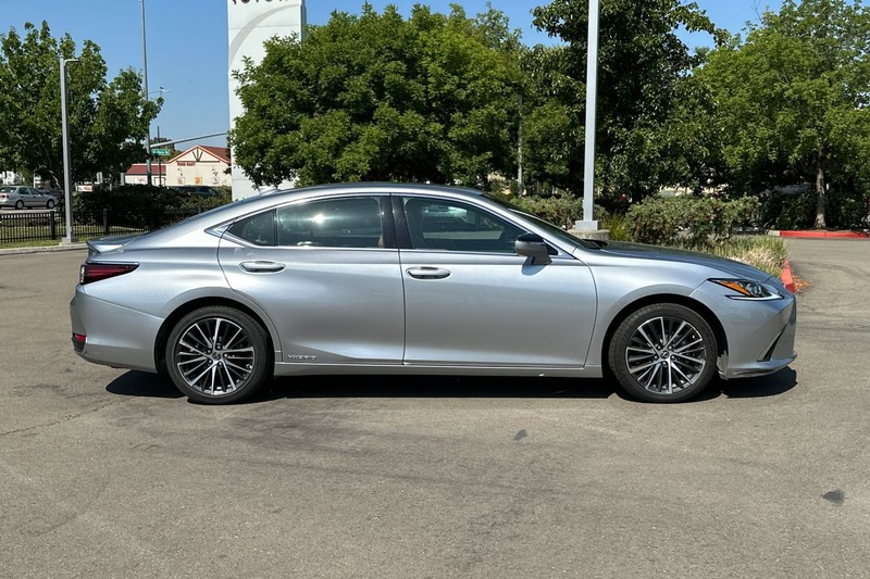 Lexus ES Vehicle Full-screen Gallery Image 03