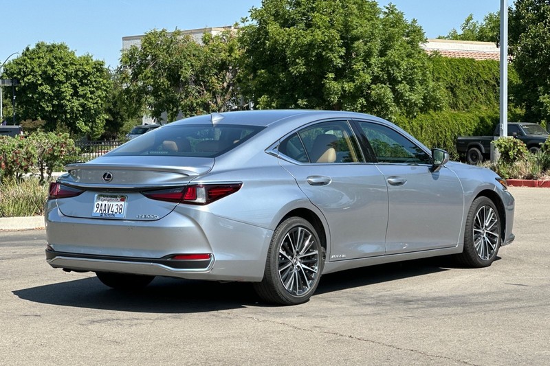 Lexus ES Vehicle Full-screen Gallery Image 04