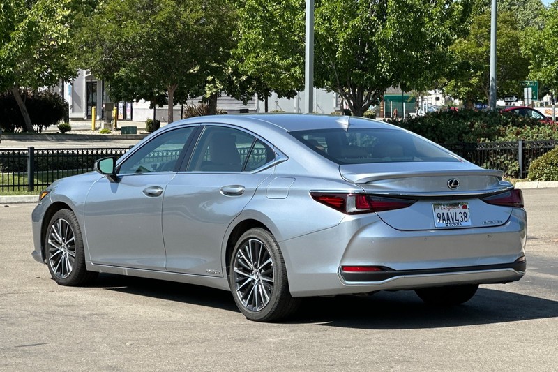 Lexus ES Vehicle Full-screen Gallery Image 06