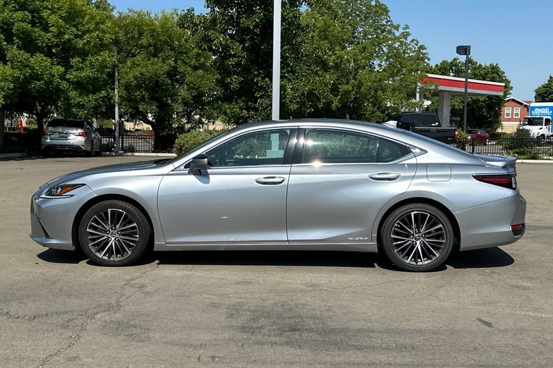 Lexus ES Vehicle Full-screen Gallery Image 07