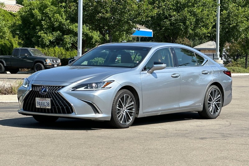 Lexus ES Vehicle Full-screen Gallery Image 08