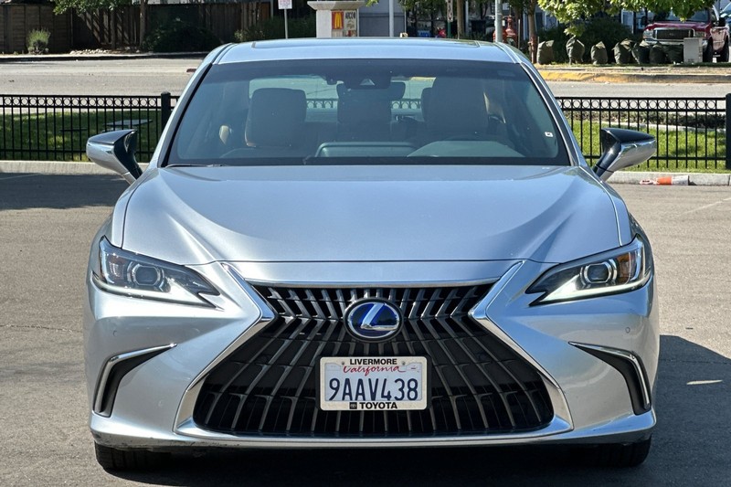 Lexus ES Vehicle Full-screen Gallery Image 09