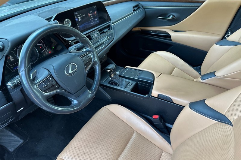 Lexus ES Vehicle Full-screen Gallery Image 10