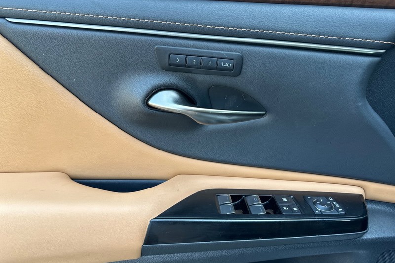Lexus ES Vehicle Full-screen Gallery Image 11