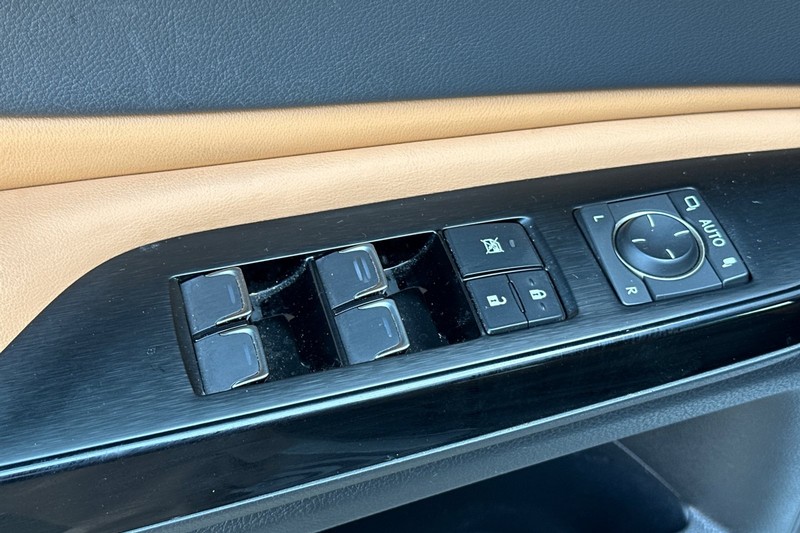 Lexus ES Vehicle Full-screen Gallery Image 12