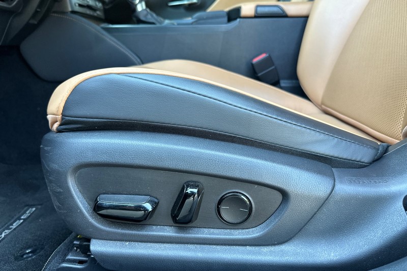 Lexus ES Vehicle Full-screen Gallery Image 13