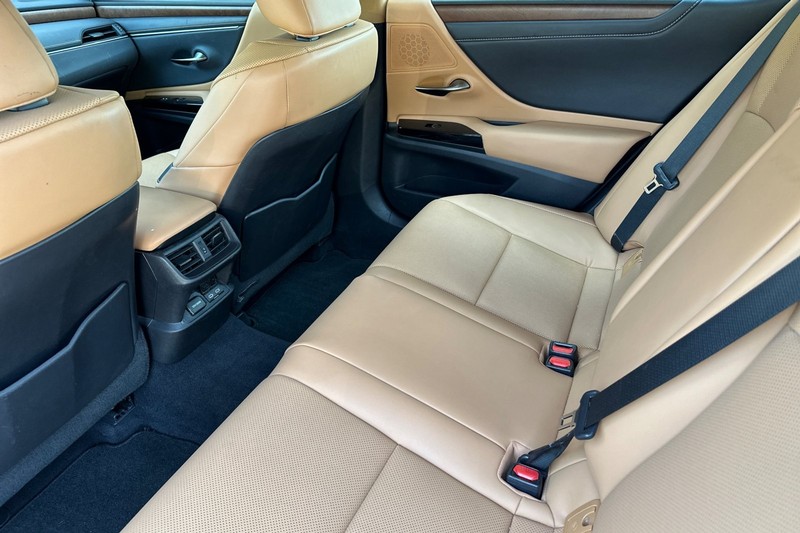 Lexus ES Vehicle Full-screen Gallery Image 14