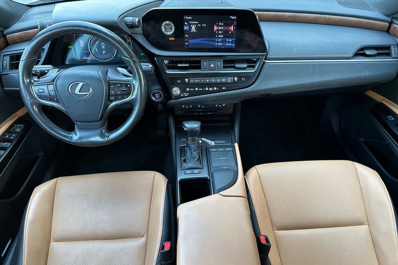 Lexus ES Vehicle Full-screen Gallery Image 15