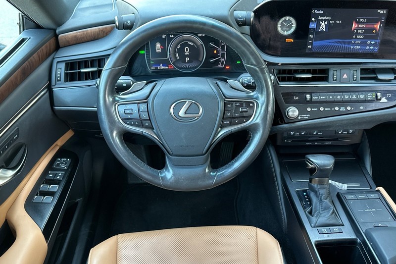 Lexus ES Vehicle Full-screen Gallery Image 16