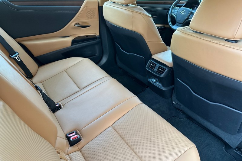 Lexus ES Vehicle Full-screen Gallery Image 17