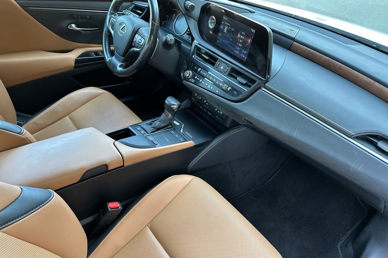 Lexus ES Vehicle Full-screen Gallery Image 18