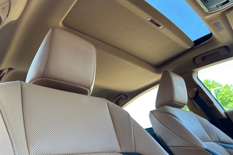 Lexus ES Vehicle Full-screen Gallery Image 19
