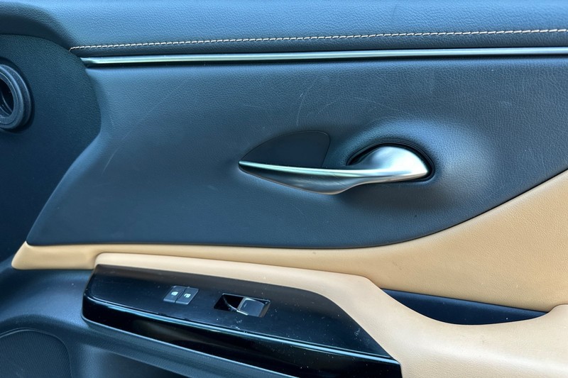 Lexus ES Vehicle Full-screen Gallery Image 20