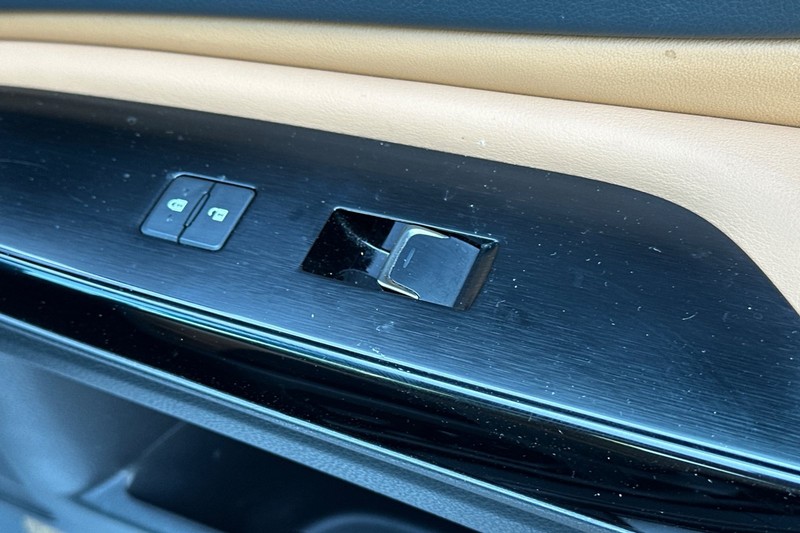 Lexus ES Vehicle Full-screen Gallery Image 21