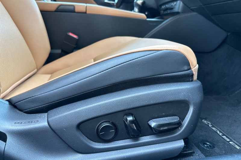 Lexus ES Vehicle Full-screen Gallery Image 22