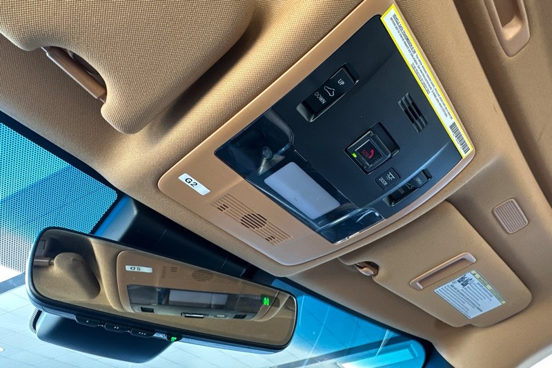 Lexus ES Vehicle Full-screen Gallery Image 23