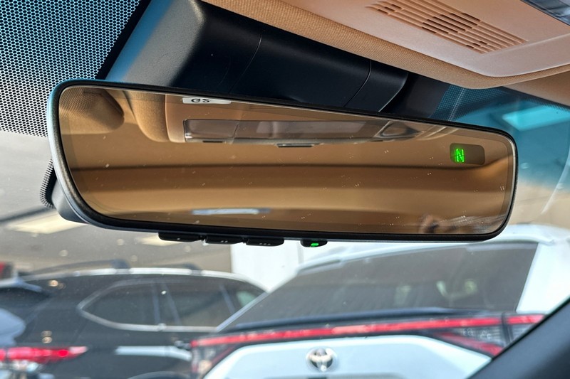 Lexus ES Vehicle Full-screen Gallery Image 24