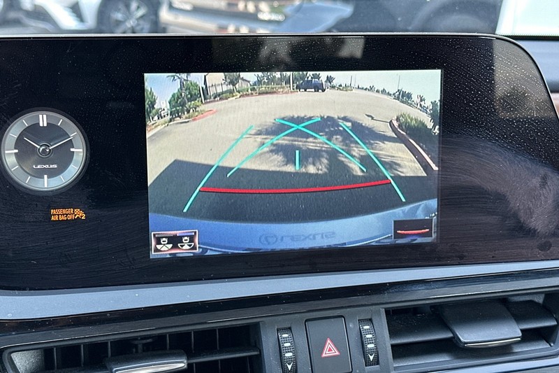 Lexus ES Vehicle Full-screen Gallery Image 26