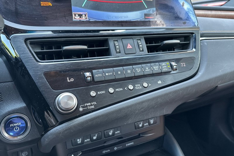 Lexus ES Vehicle Full-screen Gallery Image 27