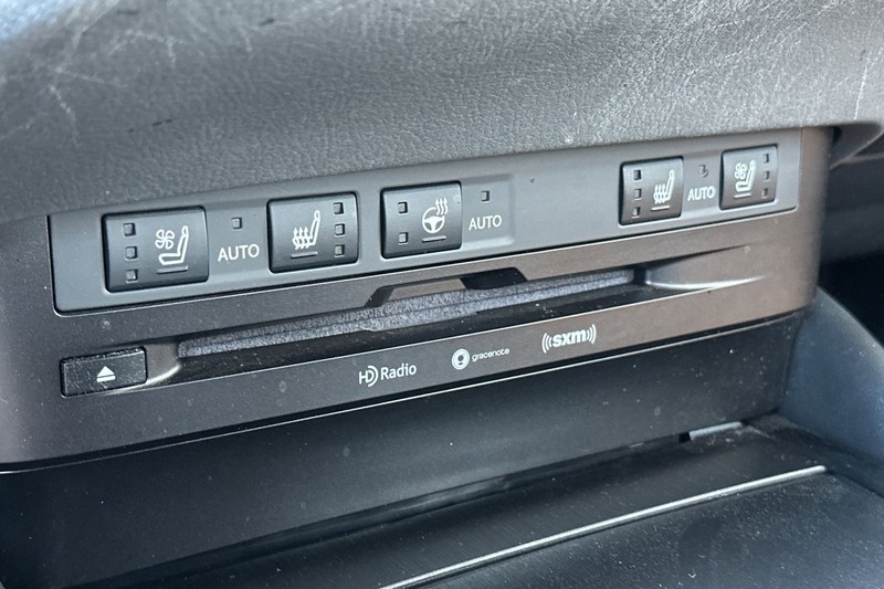 Lexus ES Vehicle Full-screen Gallery Image 28