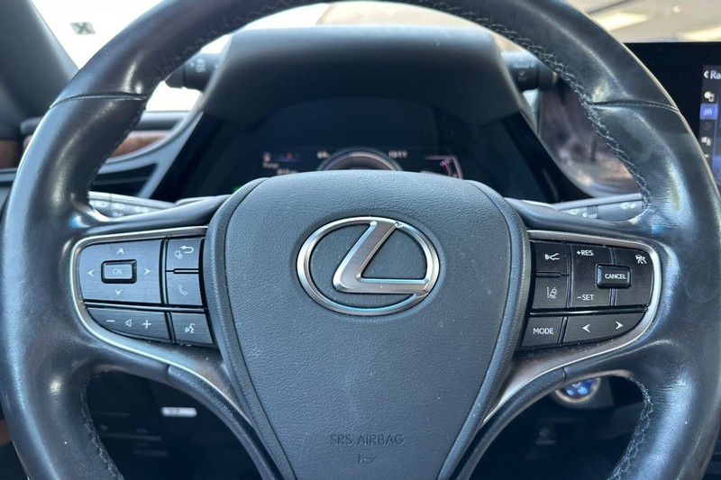 Lexus ES Vehicle Full-screen Gallery Image 32