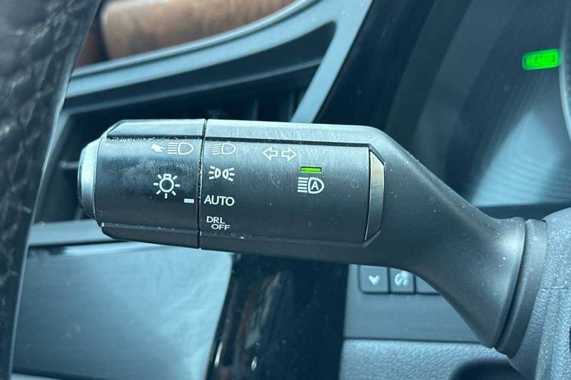 Lexus ES Vehicle Full-screen Gallery Image 34