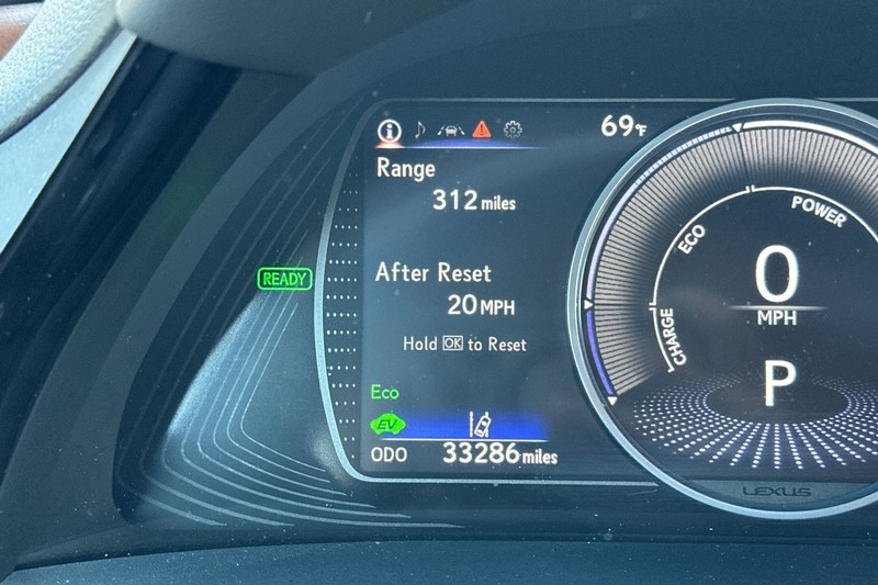 Lexus ES Vehicle Full-screen Gallery Image 38