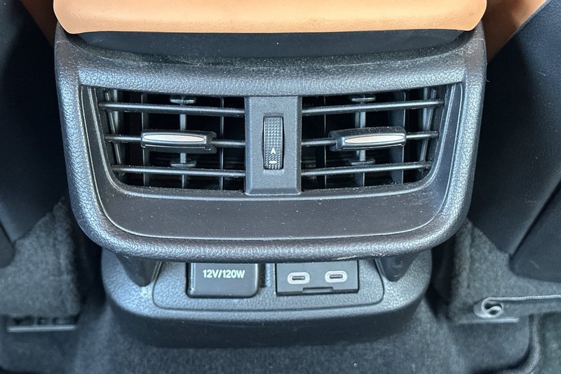 Lexus ES Vehicle Full-screen Gallery Image 40