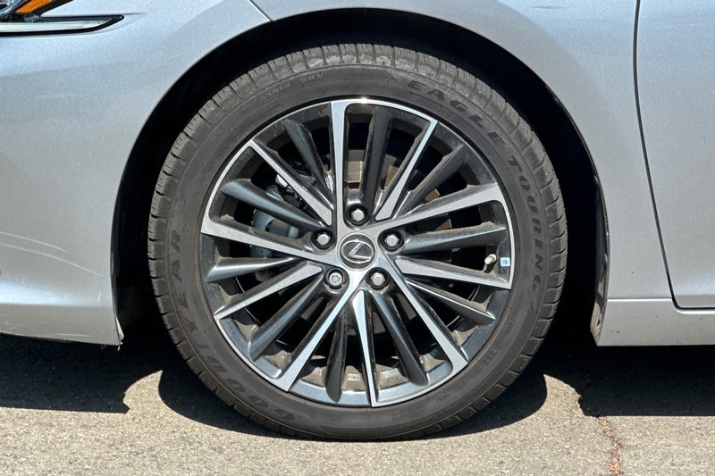 Lexus ES Vehicle Full-screen Gallery Image 41