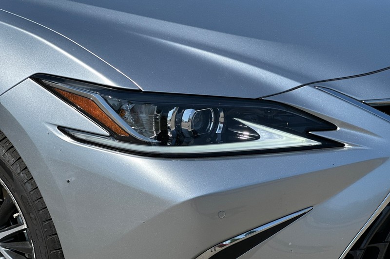 Lexus ES Vehicle Full-screen Gallery Image 42