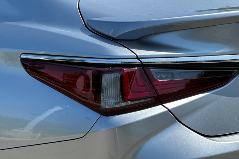 Lexus ES Vehicle Full-screen Gallery Image 44