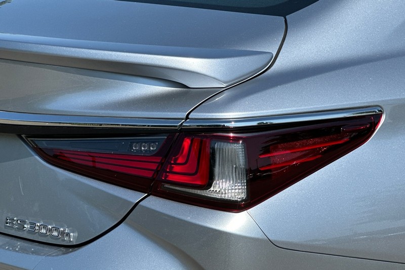 Lexus ES Vehicle Full-screen Gallery Image 46