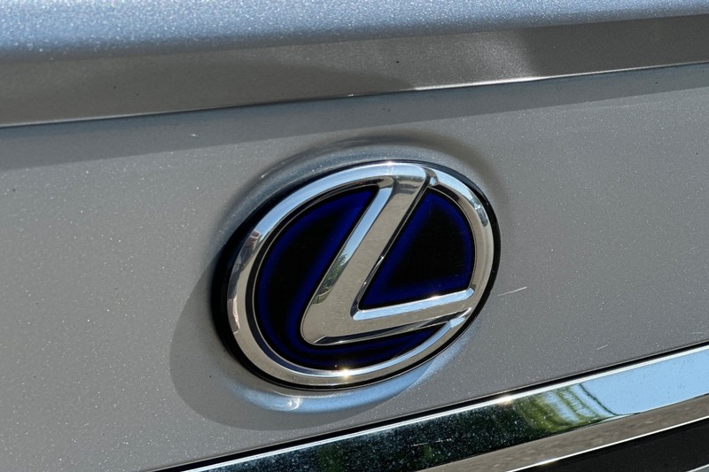 Lexus ES Vehicle Full-screen Gallery Image 47