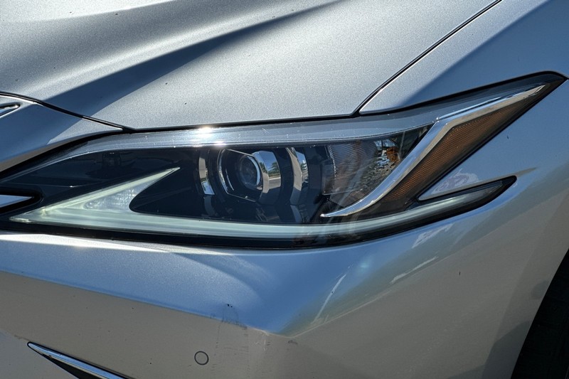 Lexus ES Vehicle Full-screen Gallery Image 48