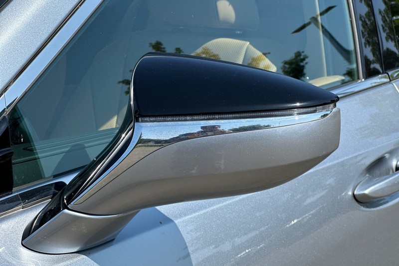 Lexus ES Vehicle Full-screen Gallery Image 49