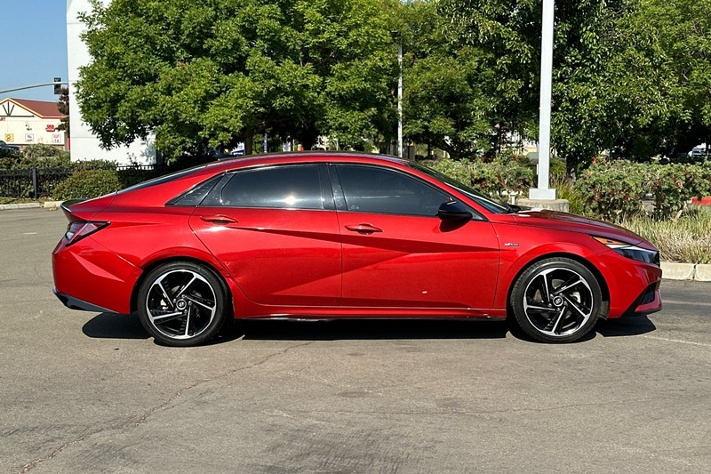 Hyundai Elantra Vehicle Full-screen Gallery Image 03