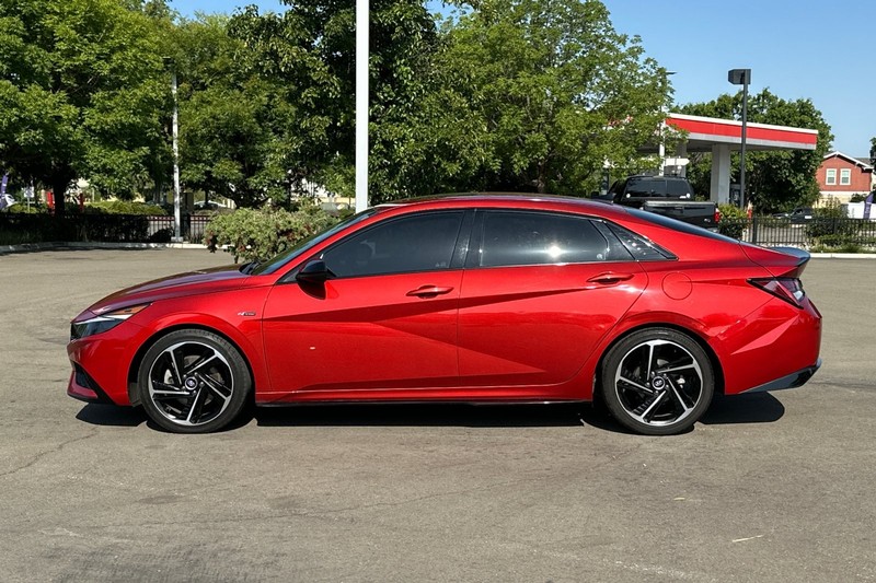 Hyundai Elantra Vehicle Full-screen Gallery Image 07