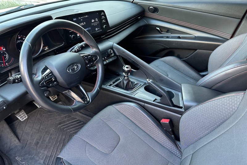 Hyundai Elantra Vehicle Full-screen Gallery Image 10