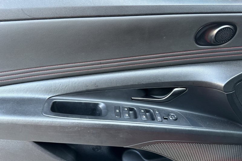 Hyundai Elantra Vehicle Full-screen Gallery Image 11