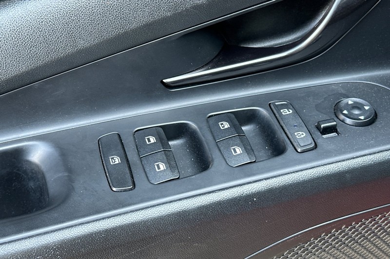 Hyundai Elantra Vehicle Full-screen Gallery Image 12